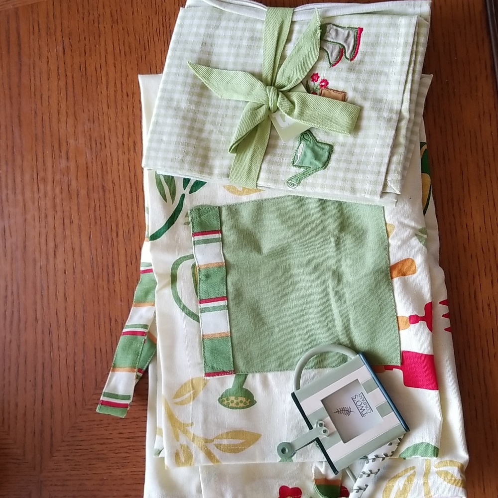 NEW Kitchen Apron, Towel Set and Picture Frame